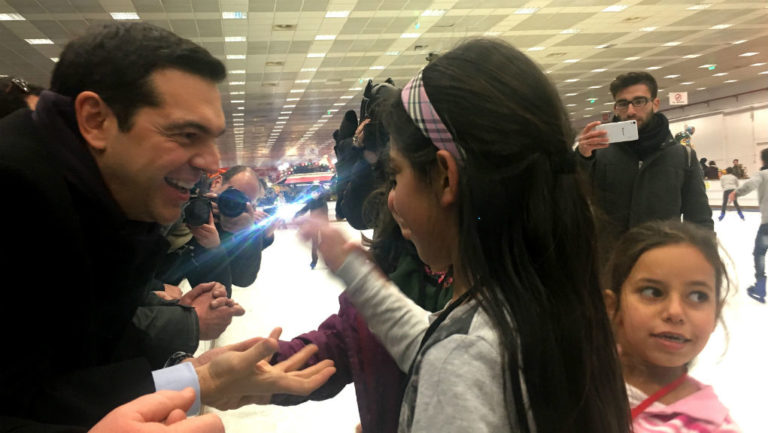 Ο Τσίπρας με τα προσφυγόπουλα και τους γονείς των παιδιών με Down (video)