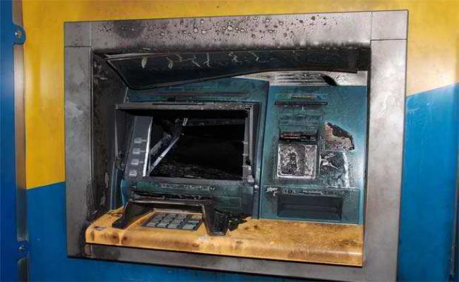 Χανιά: Πυρκαγιά προκάλεσε σοβαρές υλικές ζημιές σε ΑΤΜ Τράπεζας