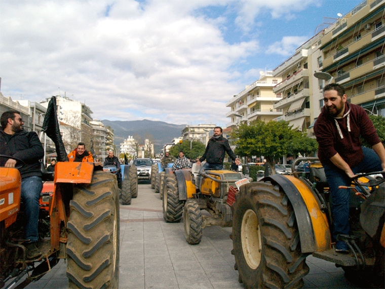 Καλαμάτα: Με τα τρακτέρ τους στο κέντρο οι αγρότες