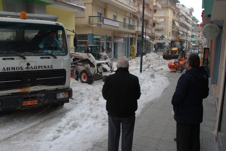 Φλώρινα: Συνεχίζεται ο αποχιονισμός στην πόλη (video)