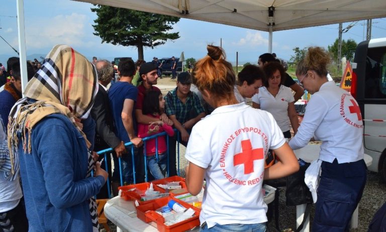Στο πλευρό προσφύγων και απόρων ο Ελληνικός Ερυθρός Σταυρός