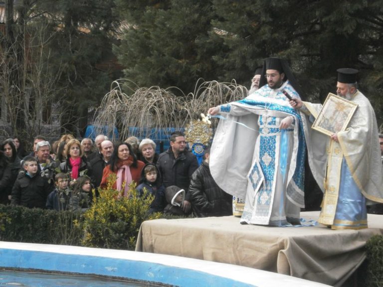 Άγια Θεοφάνεια, καθαγιασμός υδάτων και κατάδυση Τιμίου Σταυρού