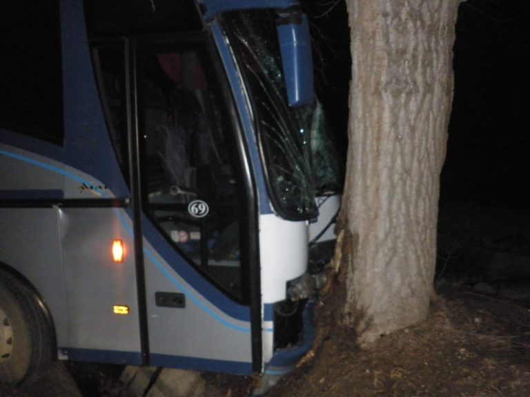 Λεωφορείο του ΚΤΕΛ Σερρών καρφώθηκε σε δένδρο