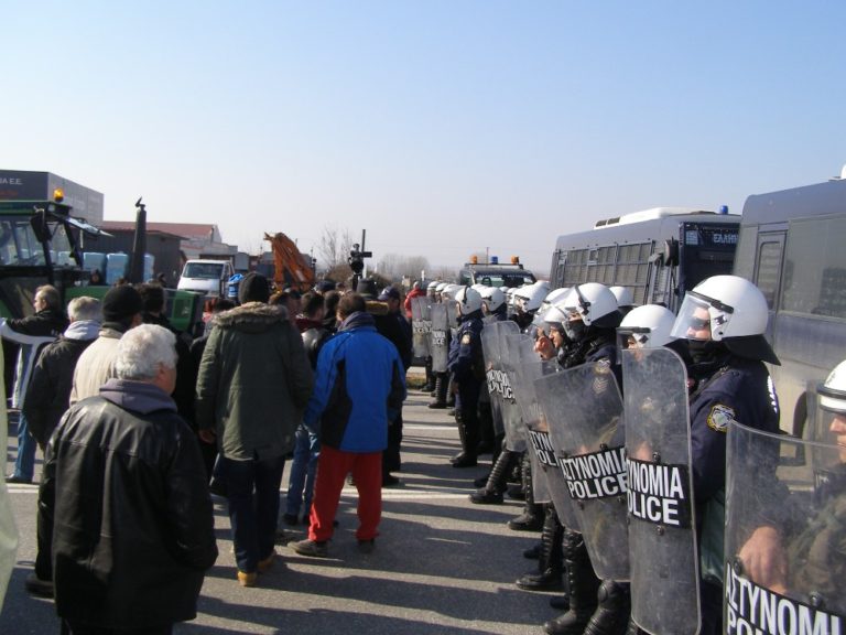 Σέρρες: Με κάθε τρόπο επιχειρούν να φτάσουν στον Προμαχώνα- Μικροεντάσεις αγροτών με ΜΑΤ