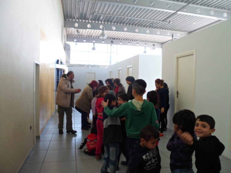 Κοπή βασιλόπιτας για τους πρόσφυγες στις εγκαταστάσεις ΜΟΖΑ