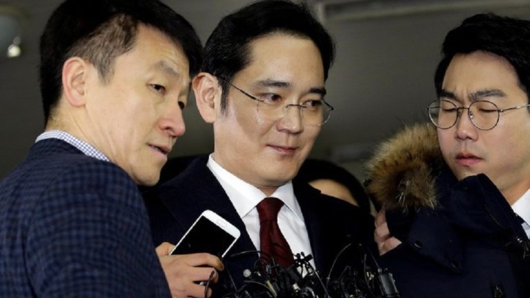 Ελεύθερος προσωρινά ο πρόεδρος του ομίλου Samsung