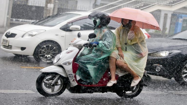 Καταρρακτώδεις βροχές έπνιξαν 25 ανθρώπους στην Ταϊλάνδη