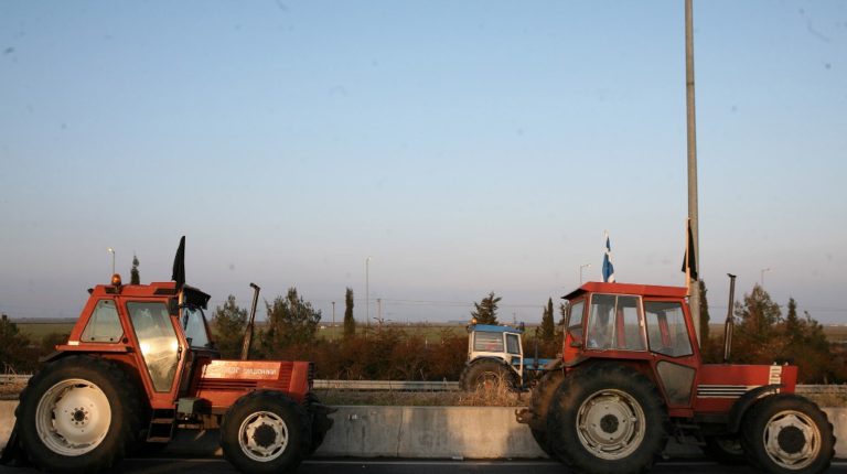 Αιτωλοακαρνανία: Δίωρος αποκλεισμός από τους αγρότες