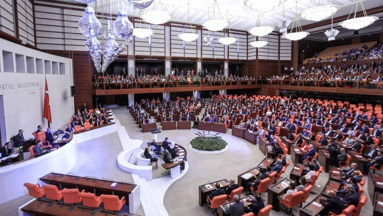 Στα χέρια ήρθαν οι Τούρκοι βουλευτές για τη συνταγματική μεταρρύθμιση (video)