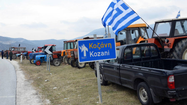 Με συμβολικούς αποκλεισμούς δρόμων συνεχίζουν τις κινητοποιήσεις οι αγρότες (video)