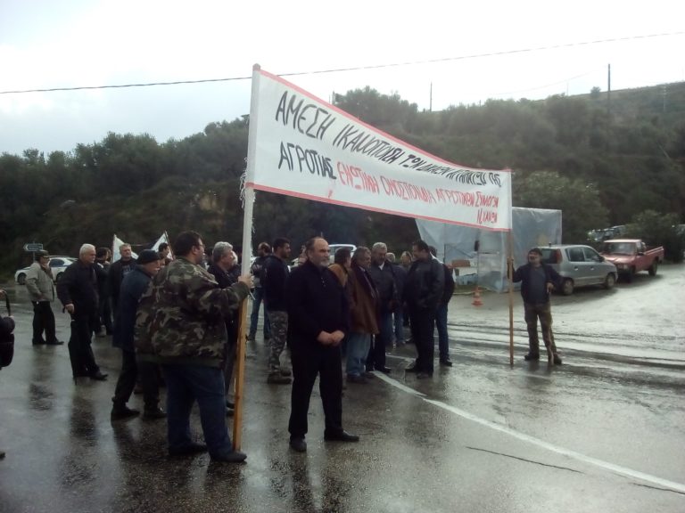 Χανιά: Παραμένουν στο μπλόκο στα Μεγάλα Χωράφια οι αγρότες. Μισή ώρα καθημερινά το κλείσιμο του δρόμου (audio)