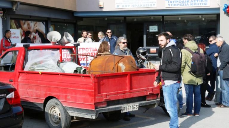 Μικρή συμμετοχή, συνεχίζονται τα μπλόκα