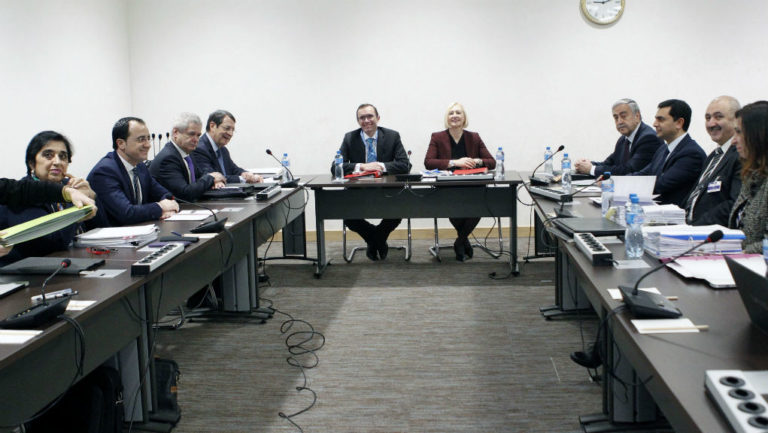 Κυπριακό: Πολυμερής Διάσκεψη με ελπίδες για το καλύτερο – Ανταλλαγή χαρτών (video)