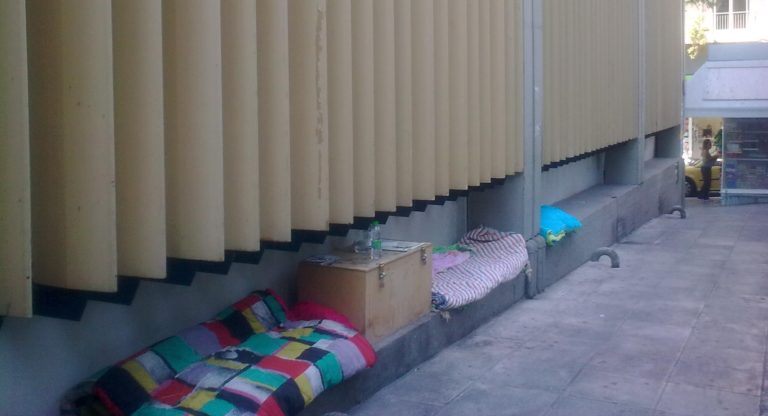 Συνεχίζονται τα έκτακτα μέτρα για τους άστεγους σε Αθήνα και Πάτρα