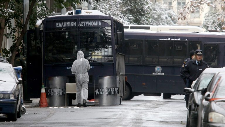 Επίθεση κατά αστυνομικών έξω από τα γραφεία του ΠΑΣΟΚ (video)