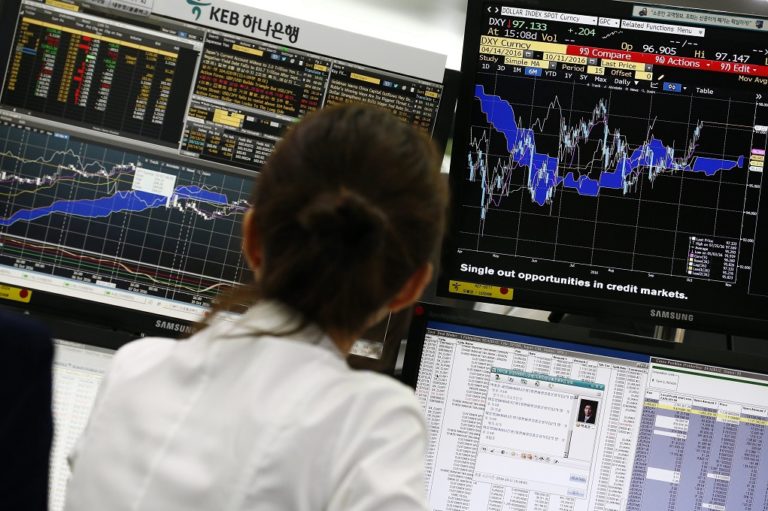 Υπό πίεση τα ελληνικά ομόλογα, στο 8% η απόδοση του 10ετούς