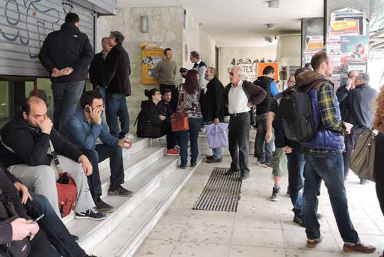 Χανιά: Παράσταση διαμαρτυρίας από τους αγρότες στην Εφορία