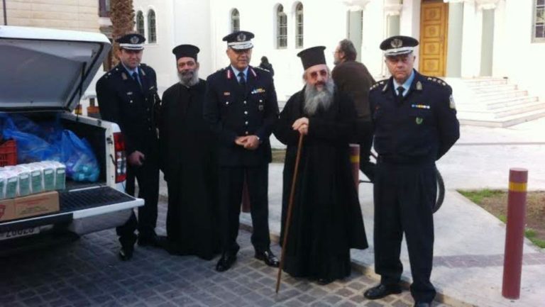 Μοίρασε είδη πρώτης ανάγκης η ΕΛ.ΑΣ.