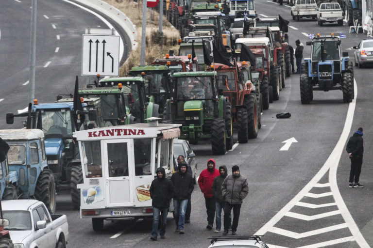 Ενισχύθηκε το μπλόκο των αγροτών στην Ειδομένη