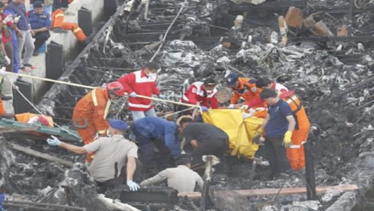 Ινδονησία: Στις φλόγες πλοίο με 250 επιβάτες