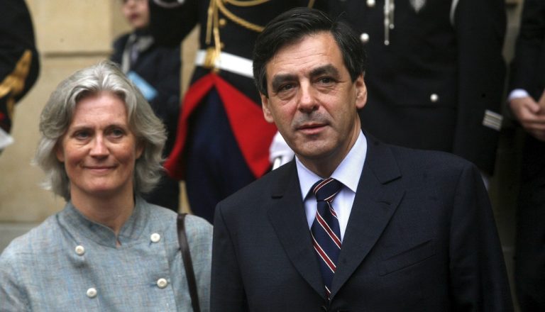 Οσμή σκανδάλου με τη σύζυγο του Φιγιόν
