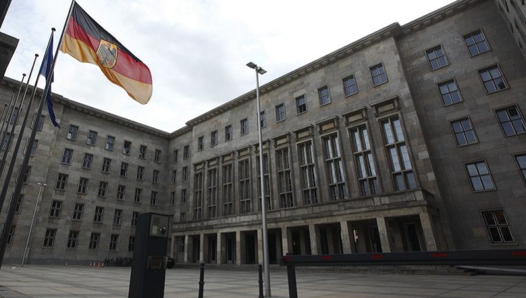 Γερμανικό ΥΠΟΙΚ: Τραμπ και Brexit οι μεγαλύτεροι κίνδυνοι της παγκόσμιας οικονομίας