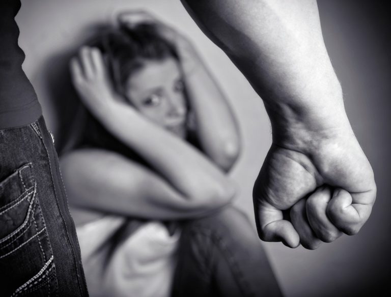 Τετραπλάσιες οι καταγγελίες για ενδοοικογενειακή βία τον Απρίλιο