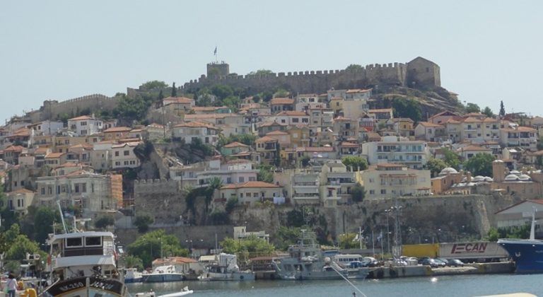 Καβάλα: Βρέχει στην πόλη, χιονίζει στον νομό