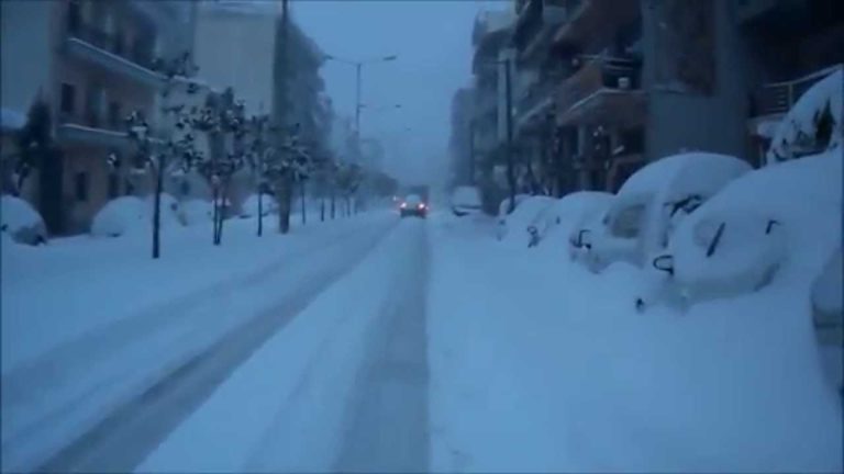 Χιόνι και στην πόλη του Βόλου κατά τη διάρκεια της νύχτας