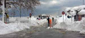 Πολίτες διασχίζουν δρόμο με χιόνια στην Εύβοια όπου η κακοκαιρία συνεχίζεται, Δευτέρα 9 Ιανουαρίου 2017. ΑΠΕ-ΜΠΕ/ΑΠΕ-ΜΠΕ/STR