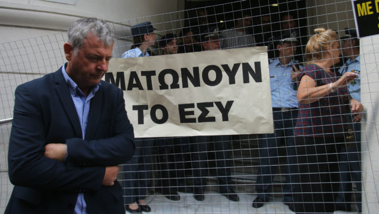 Συγκέντρωση εργαζόμενων στα δημόσια νοσοκομεία έξω από το Μαξίμου (video)