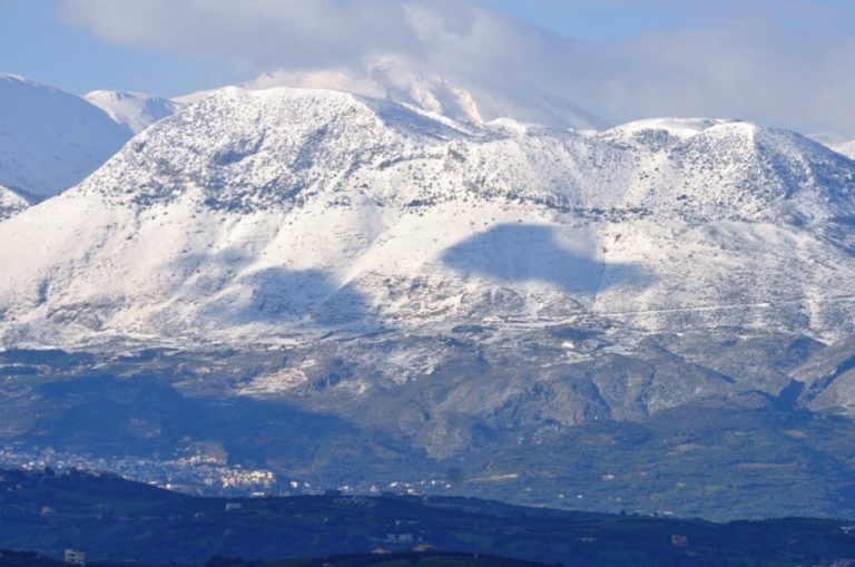 Χανιά: Τα πρώτα χιόνια στην Κρήτη – Απαγόρευση απόπλου