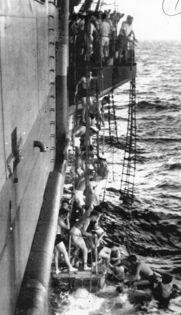 άνδρες του H.M.S. Trouncer διασώζουν ναυαγούς πρόσφυγες