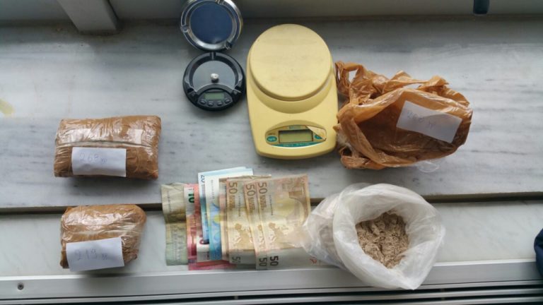Κρήτη:  Μετέφεραν 755 γρ. λευκού θανάτου σε προφυλακτήρα αυτοκινήτου