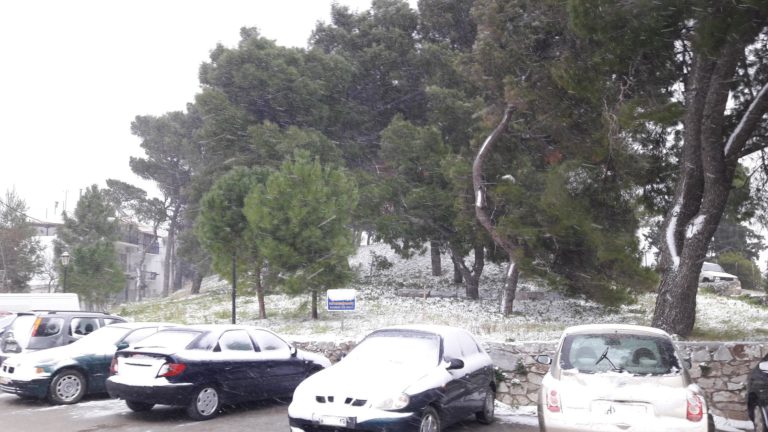Χιόνι και στη Σκιάθο αλλά χωρίς ιδιαίτερα προβλήματα
