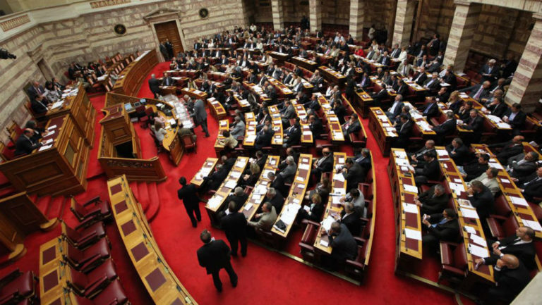 «Μετωπική» στη Βουλή για τα ΜΜΕ – Αξιολόγηση, οικονομία στο επίκεντρο (video)