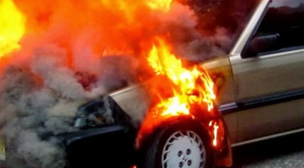 Ηράκλειο: Στις φλόγες τυλίχθηκε τζιπ στην παραλιακή
