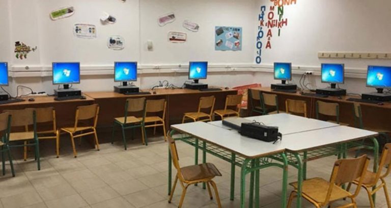 Μοίρασαν υπολογιστές στα σχολεία