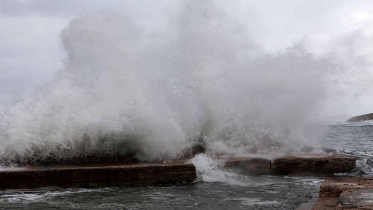 Σώθηκαν κολυμπώντας δυο ερασιτέχνες ψαράδες