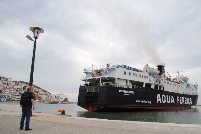 Σκόπελος: Κόλλησε στα αβαθή του λιμανιού η “Μυρτιδιώτισσα”