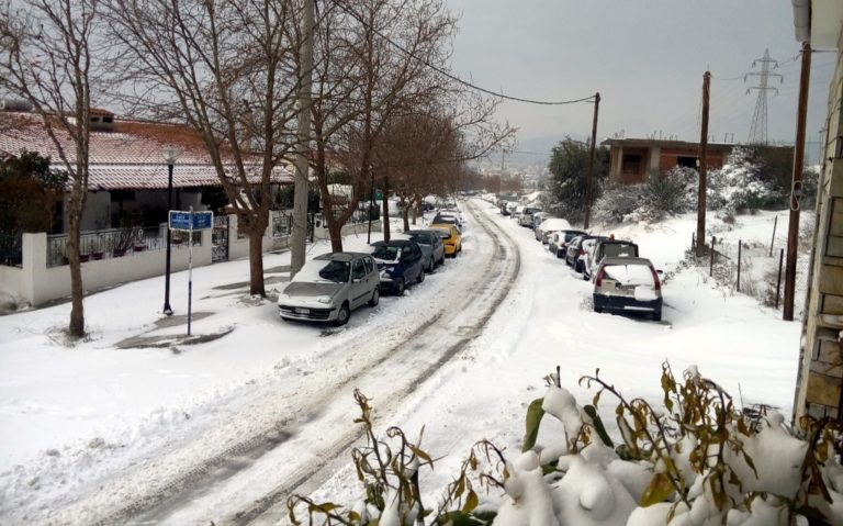 Βόλος: Στο έλεος του χιονιά η πόλη