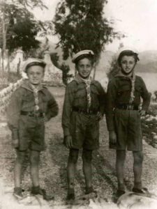 Ο Βαγγέλης Χατζηγιαννάκης στη μέση της φωτο, με τα αδέλφια του στο Καστελλόριζο, αριστερά του ο Μιχάλης και δεξιά του ο Βασίλης.
