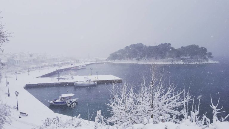 Έντονη χιονόπτωση στη Σκιάθο