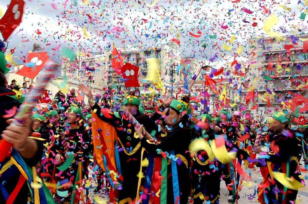 Ξάνθη: Σε ξέφρενους καρναβαλικούς ρυθμούς χορεύει η πόλη που υποδέχεται χιλιάδες επισκέπτες