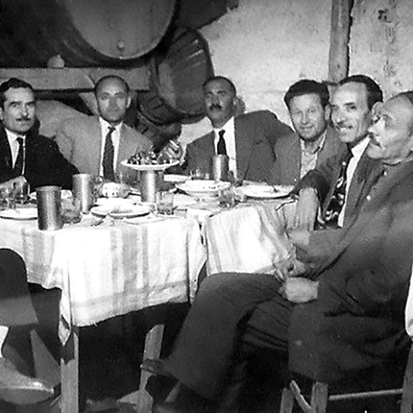 07-chapter-photo-in-the-taverna-