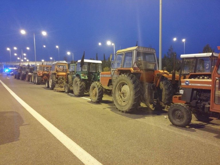 Αναστέλλουν τις κινητοποιήσεις οι αγρότες στη Θεσσαλία.Αποχωρούν αύριο