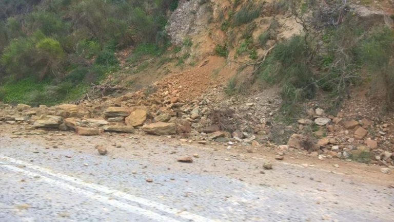 Χανιά: Κατολίσθηση κατέστρεψε Ι.Χ. στο Καλάμι