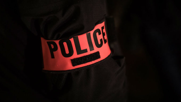 Συνεχίζονται οι ταραχές στα προάστια του Παρισιού (video)