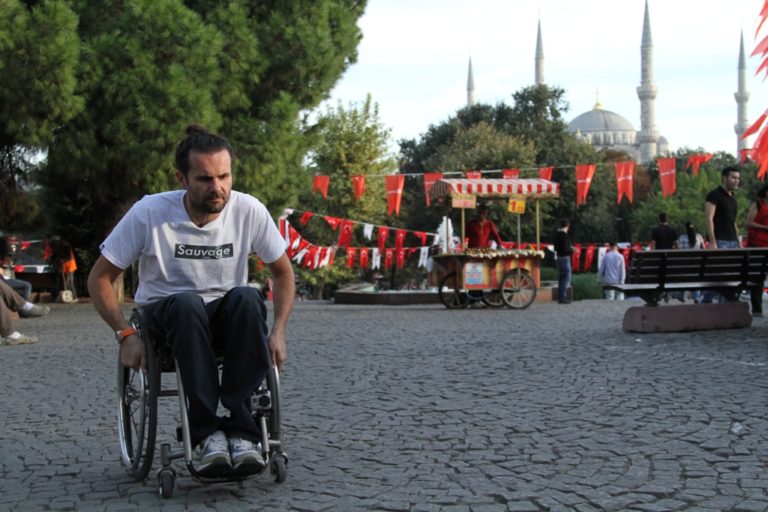 ΕΡΤ1 – «Ελεύθερος στο αναπηρικό μου αμαξίδιο»
