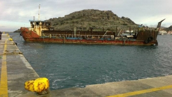 Μύρινα: Απομακρύνεται το καμένο τσιγαράδικο από το λιμάνι